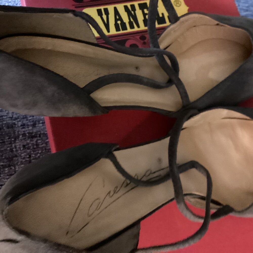 Preowned Caressa grey suede pump-7.5 M